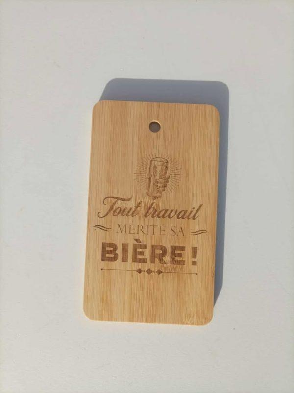 Planche apéro en bois - Tout travail mérite sa bière - 18,5x11cm