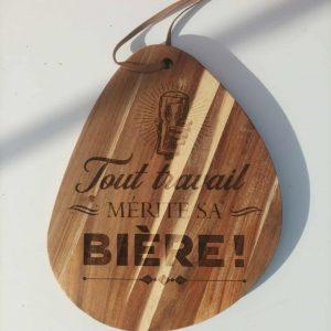 Planche apéro en bois - Tout travail mérite sa bière - 36x28cm