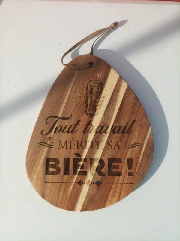 Planche apéro en bois - Tout travail mérite sa bière - 36x28cm