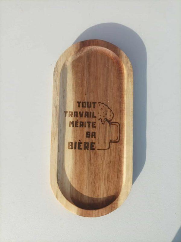 Planche apéro en bois - Tout travail mérite sa bière - 22,5x10,5cm