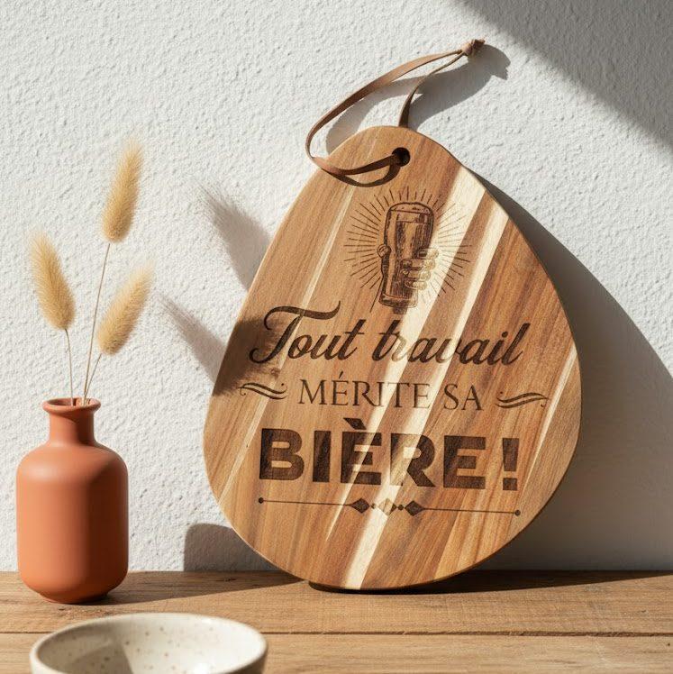 Planche apéro en bois - Tout travail mérite sa bière - 36x28cm